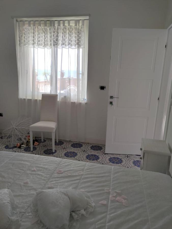 B&B "Raggio Di Sole" Ле Кастела Екстериор снимка