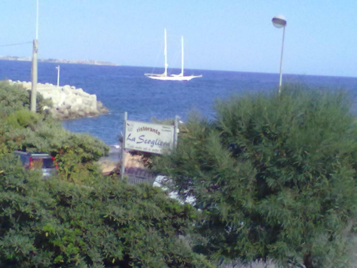 B&B "Raggio Di Sole" Ле Кастела Екстериор снимка